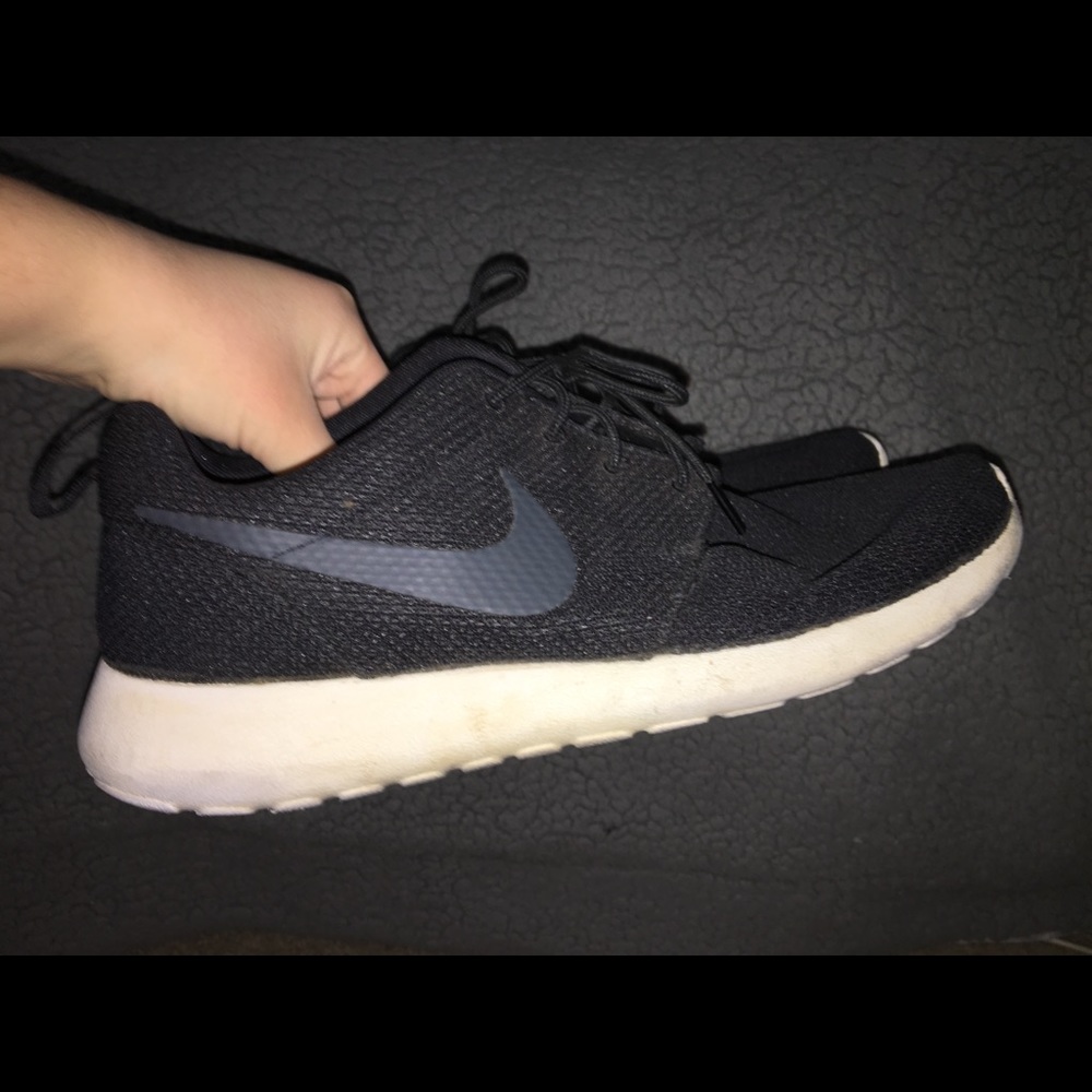 Women’s Nike Black Roshes